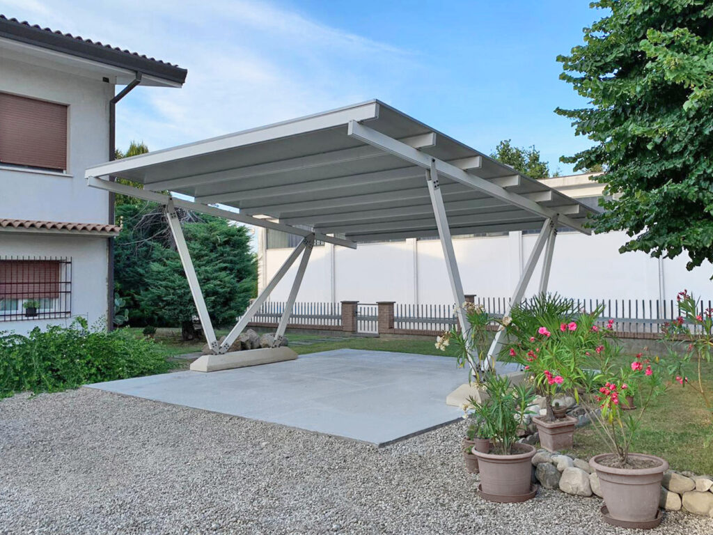 Carports aus Metall mit modernem Flachdach – freistehende Konstruktion für zwei Fahrzeuge, die Funktionalität und zeitloses Design im Außenbereich vereint.
