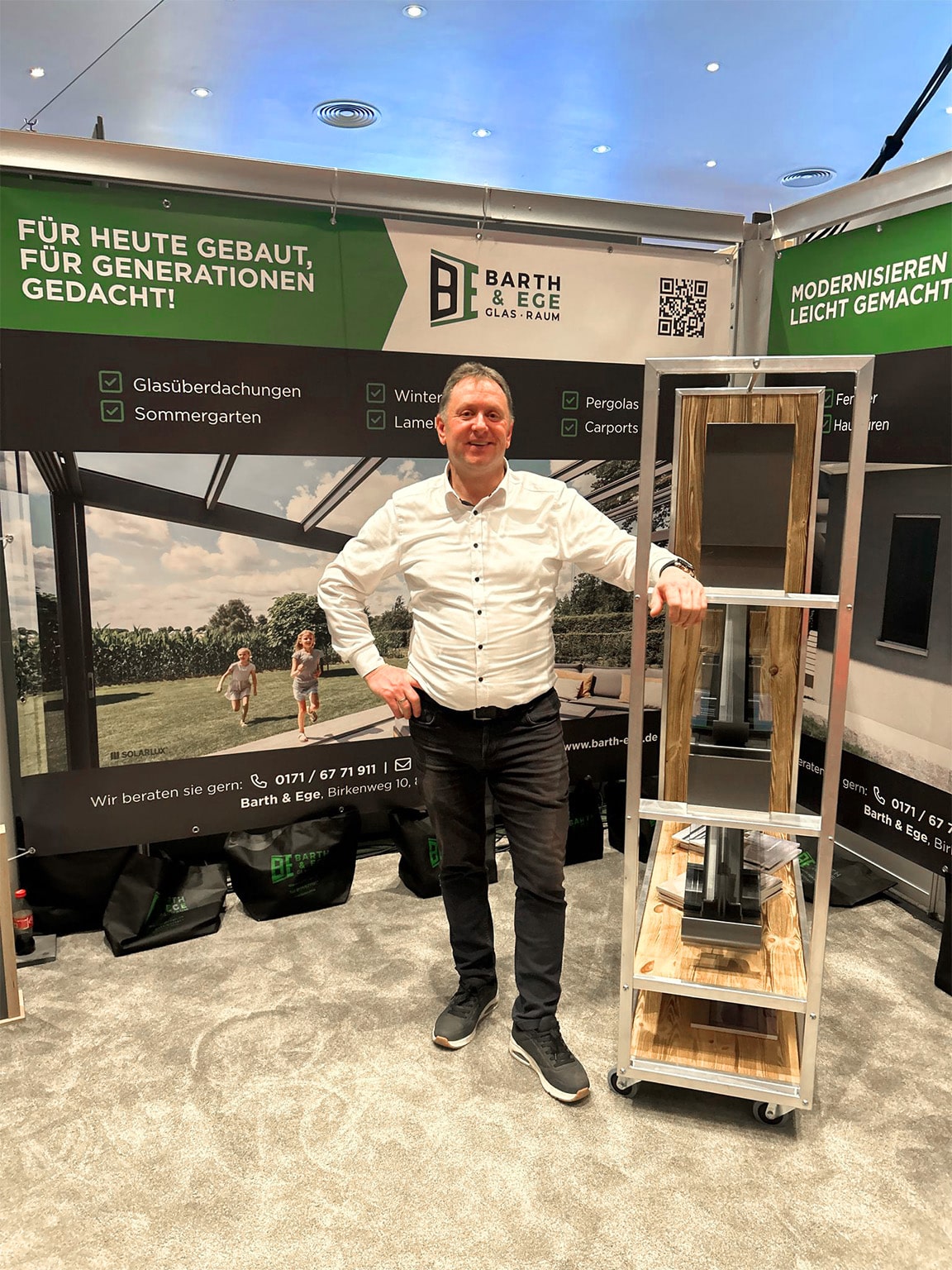 Ernst Ege am Messestand von Barth & Ege in Rissegg – Experte für hochwertige Glasüberdachungen, Fenster, Haustüren, Lamellendächer, Sommergärten und Outdoor-Lösungen.