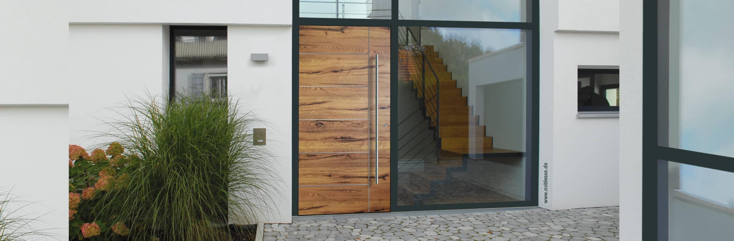 Beispiel für moderne Haustüren mit Holzoptik und seitlicher Verglasung – stilvolle Kombination aus Design und Funktion für hochwertige Türen im Eingangsbereich.